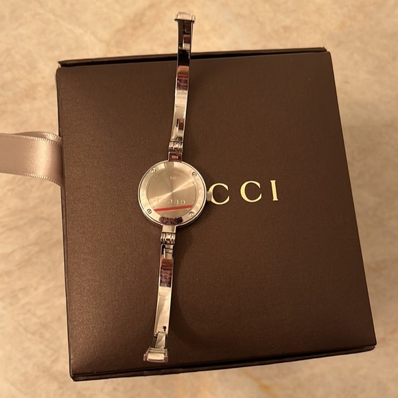 Y2K pre loved ladies Gucci watch (bracelet style) OG box - Picture 9 of 13